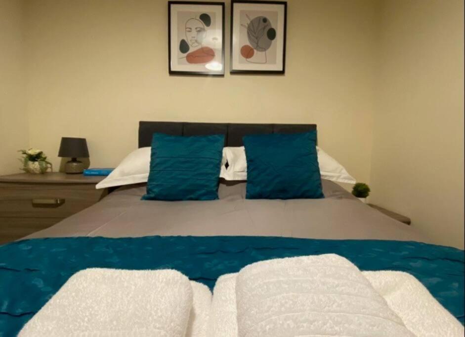 No25-Luxe Living Guest House- 2 Bed-Wifi-Free Parking-City- Beach スウォンジー エクステリア 写真