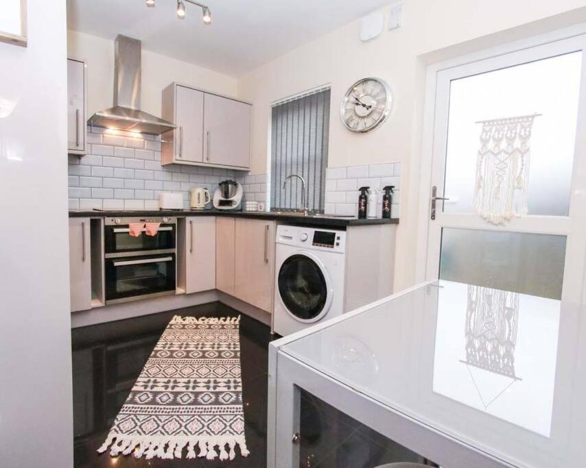 No25-Luxe Living Guest House- 2 Bed-Wifi-Free Parking-City- Beach スウォンジー エクステリア 写真